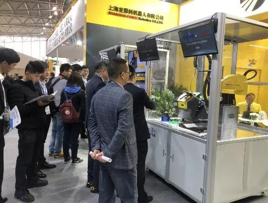 中卓智能携手智能机器人发那科展示自动拧紧工作站(图1)