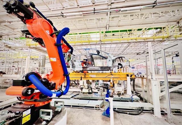 探访北汽享界超级工厂：2分钟下线一台新能源车｜北京经济新航标(图1)