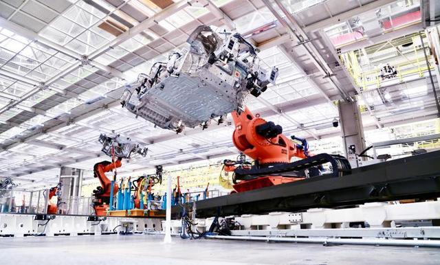 探访北汽享界超级工厂：2分钟下线一台新能源车｜北京经济新航标(图2)