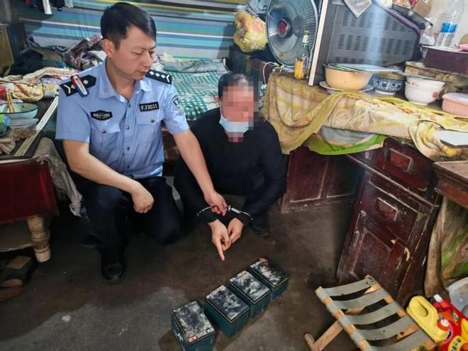 赞！宝鸡警方破获系列盗窃电动车电瓶案(图2)