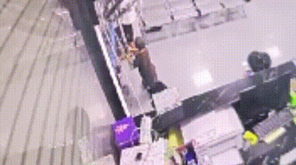 本想去牙科当个勇敢宝宝没想到在门边先“破了防”……(图1)