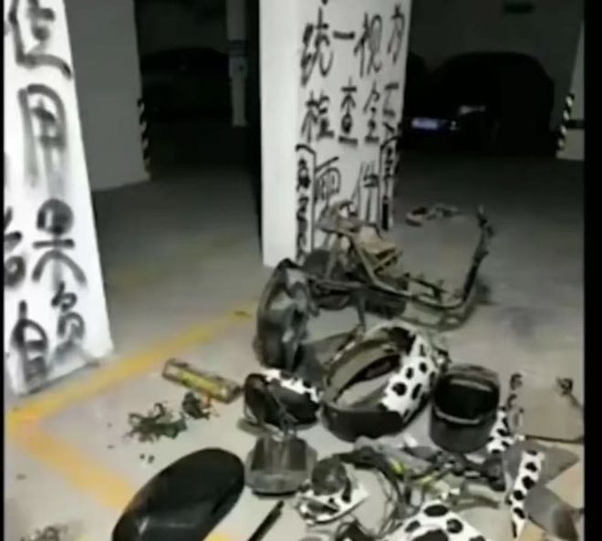 “占我车位还偷我的电？”男子气得把电动车大卸八块(图1)