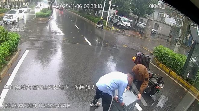 路中摔倒遇车流公交司机冒雨出手：“别慌我来帮你！”(图1)