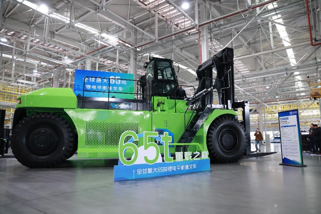 全球最大65吨级锂电平衡重叉车下线(图1)