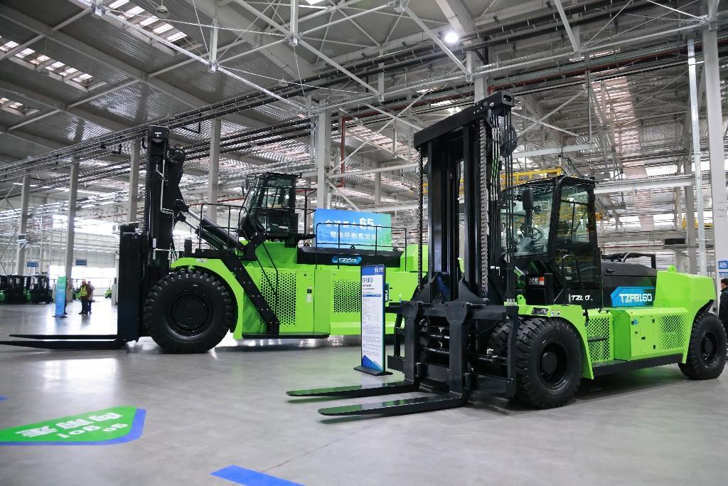 全球最大65吨级锂电平衡重叉车下线(图2)