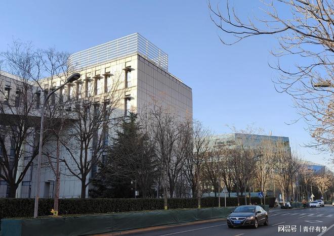 太震撼！北京后厂村手搓机器人全靠名牌大学工人扎堆拧螺丝？(图1)