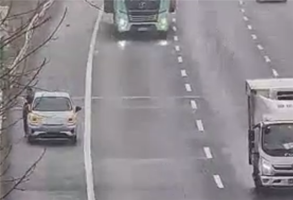 电动车剩余30%电量突然断电趴窝车主在高速上推车去服务区(图1)