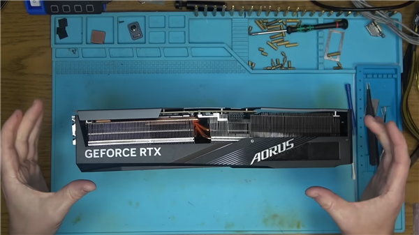 没见过如此惨烈的RTX4090！严重扭曲、GPU显存电感全烧毁(图1)
