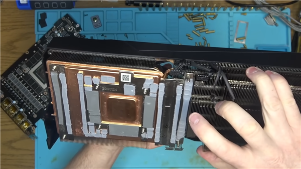 没见过如此惨烈的RTX4090！严重扭曲、GPU显存电感全烧毁(图2)